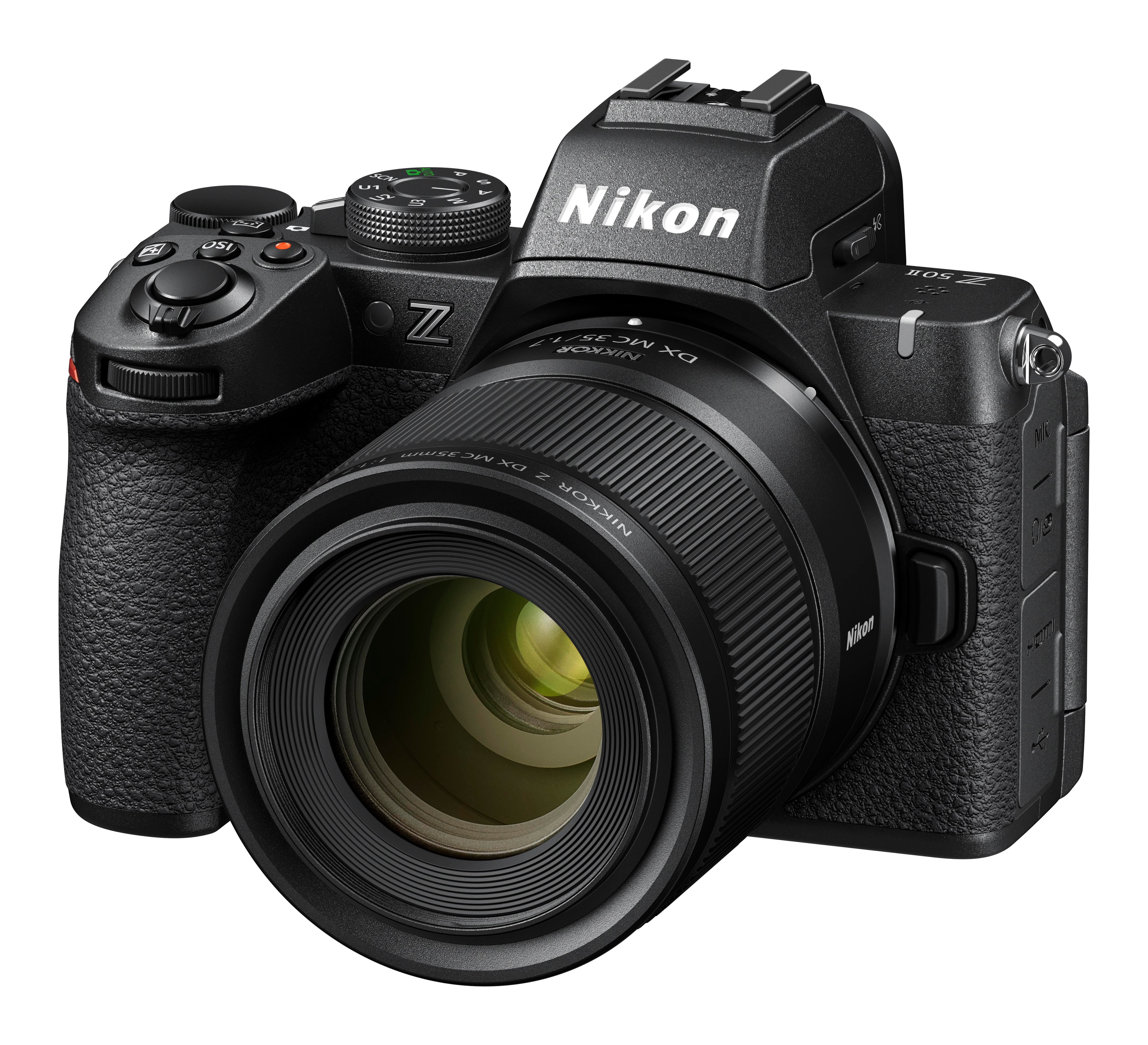 Eine schwarze Nikon Z DX Spiegelreflexkamera mit einem NIKKOR Z DX MC 35mm 1:1.8 Objektiv.