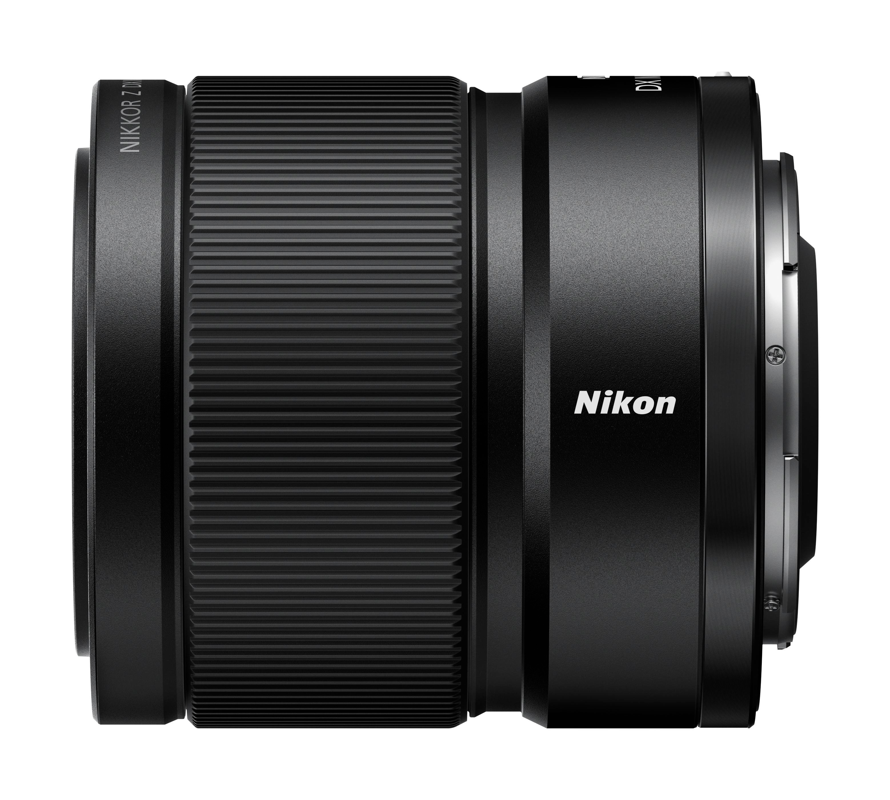 Ein schwarzes Nikon NIKKOR Z DX Objektiv mit geriffelten Ringen und dem Logo.