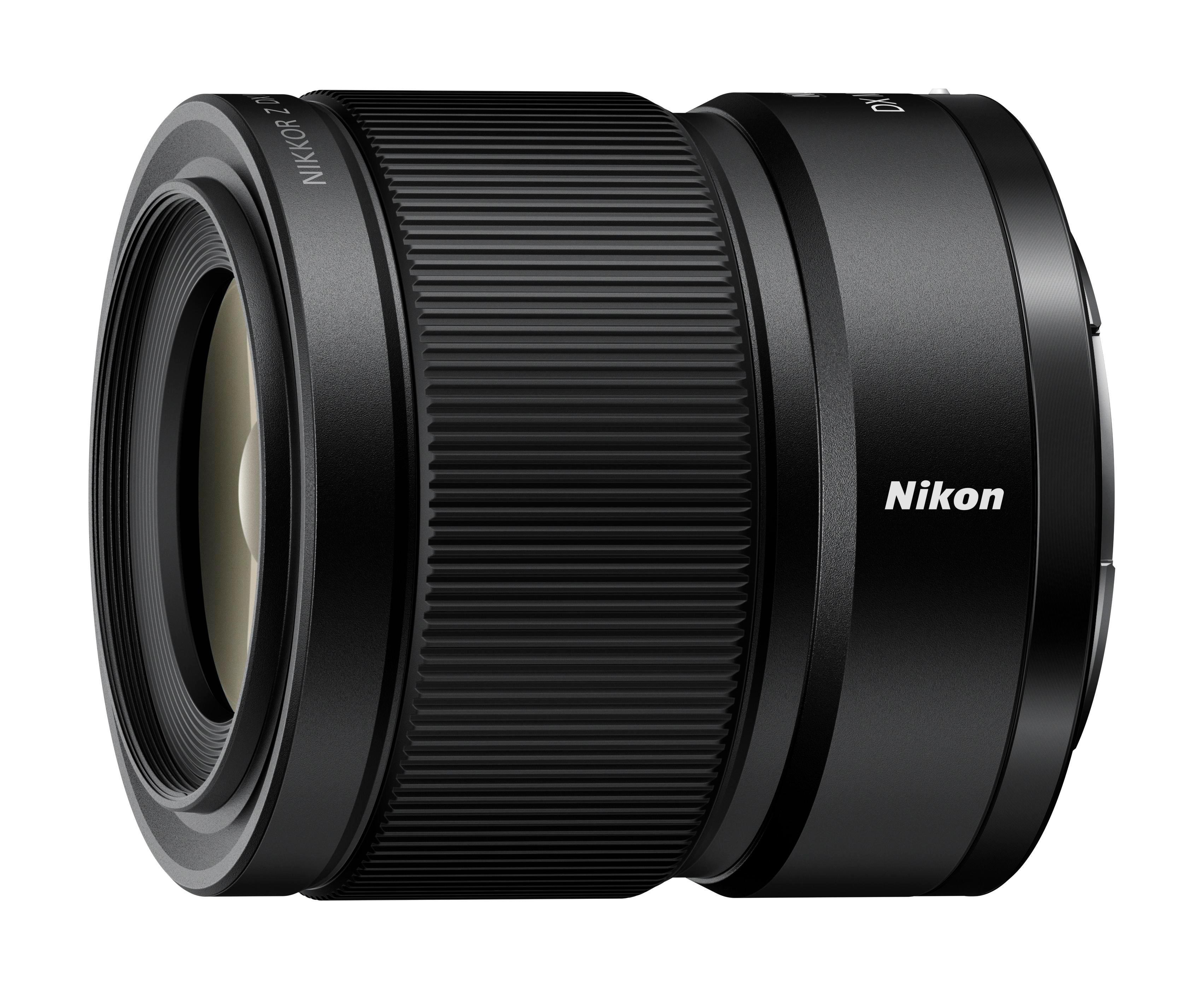 Ein schwarzes Nikon NIKKOR Z DX 2.8/24 mm Objektiv mit geriffelten Ringen.