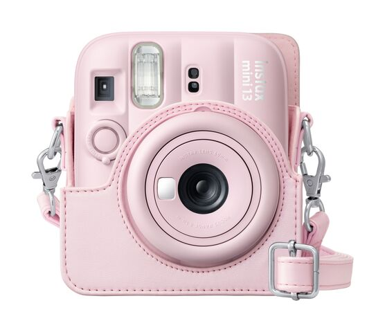 Różowy aparat Fujifilm Instax mini 13 z dopasowanym skórzanym etui i paskiem.
