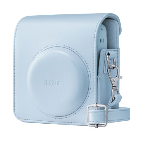 Jasnoniebieskie skórzane etui na aparat Instax ze srebrną klamrą i paskiem.