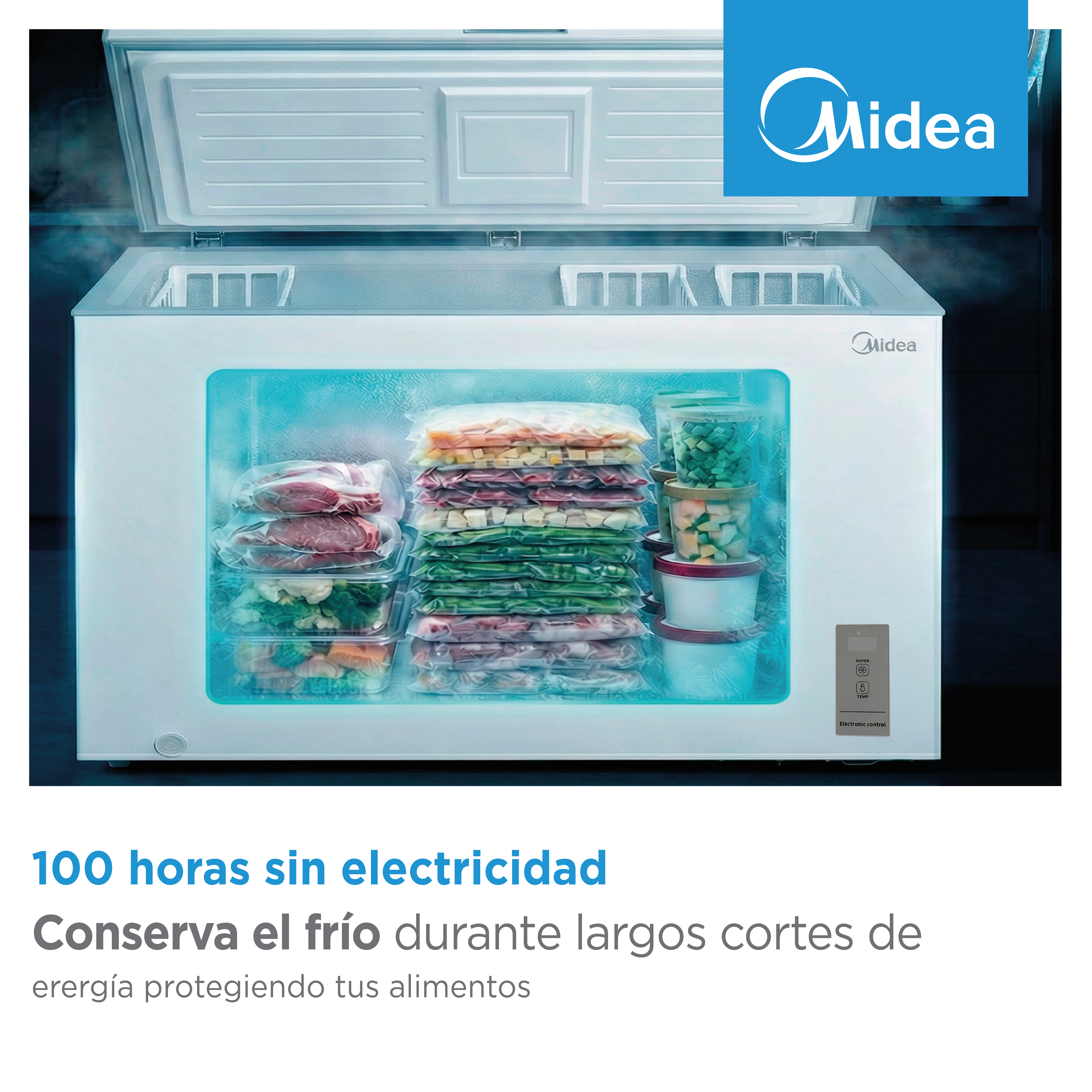 Un congelador abierto con alimentos apilados y sellados al vacío y luz azul.