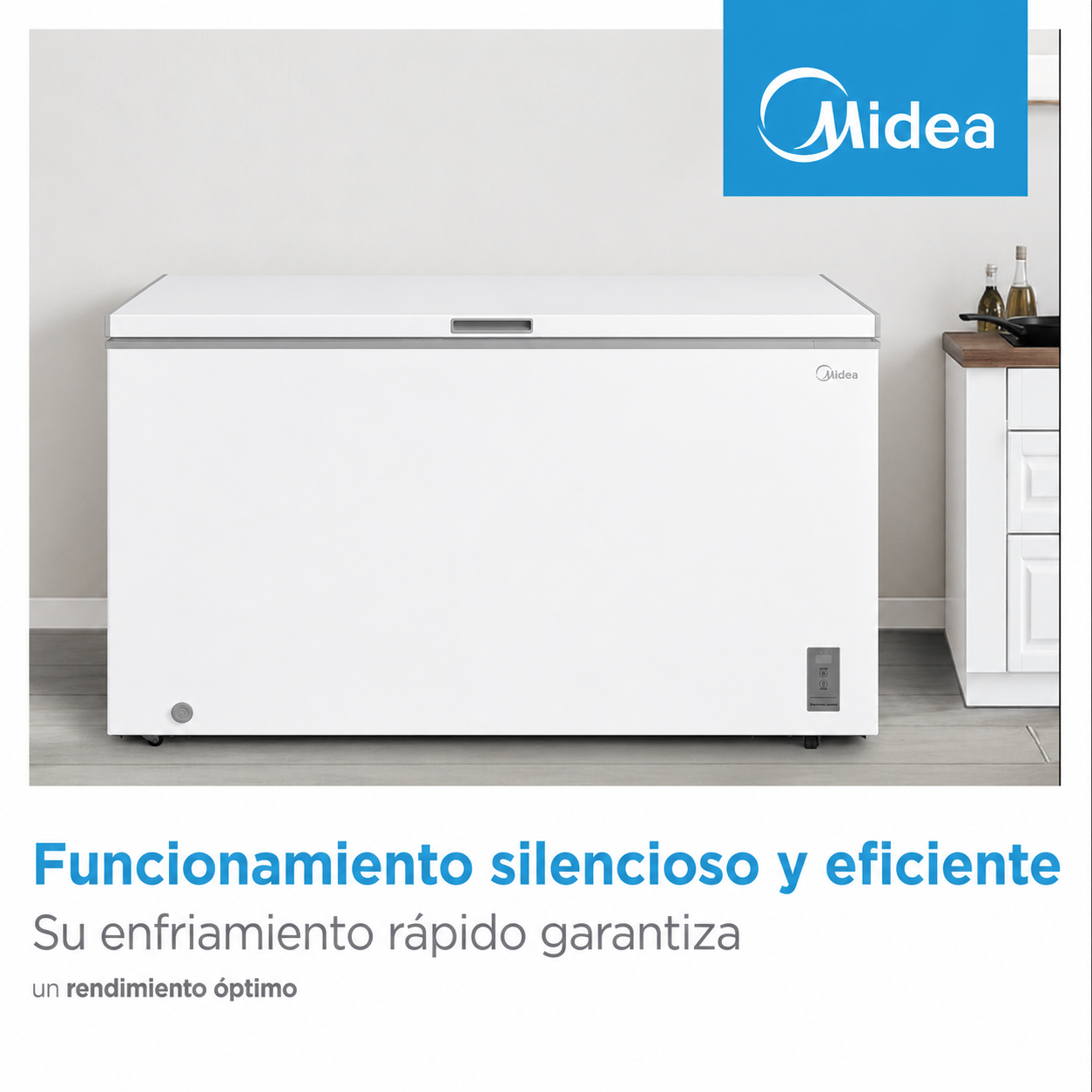 Un congelador horizontal Midea blanco está en una cocina limpia con un logo Midea.