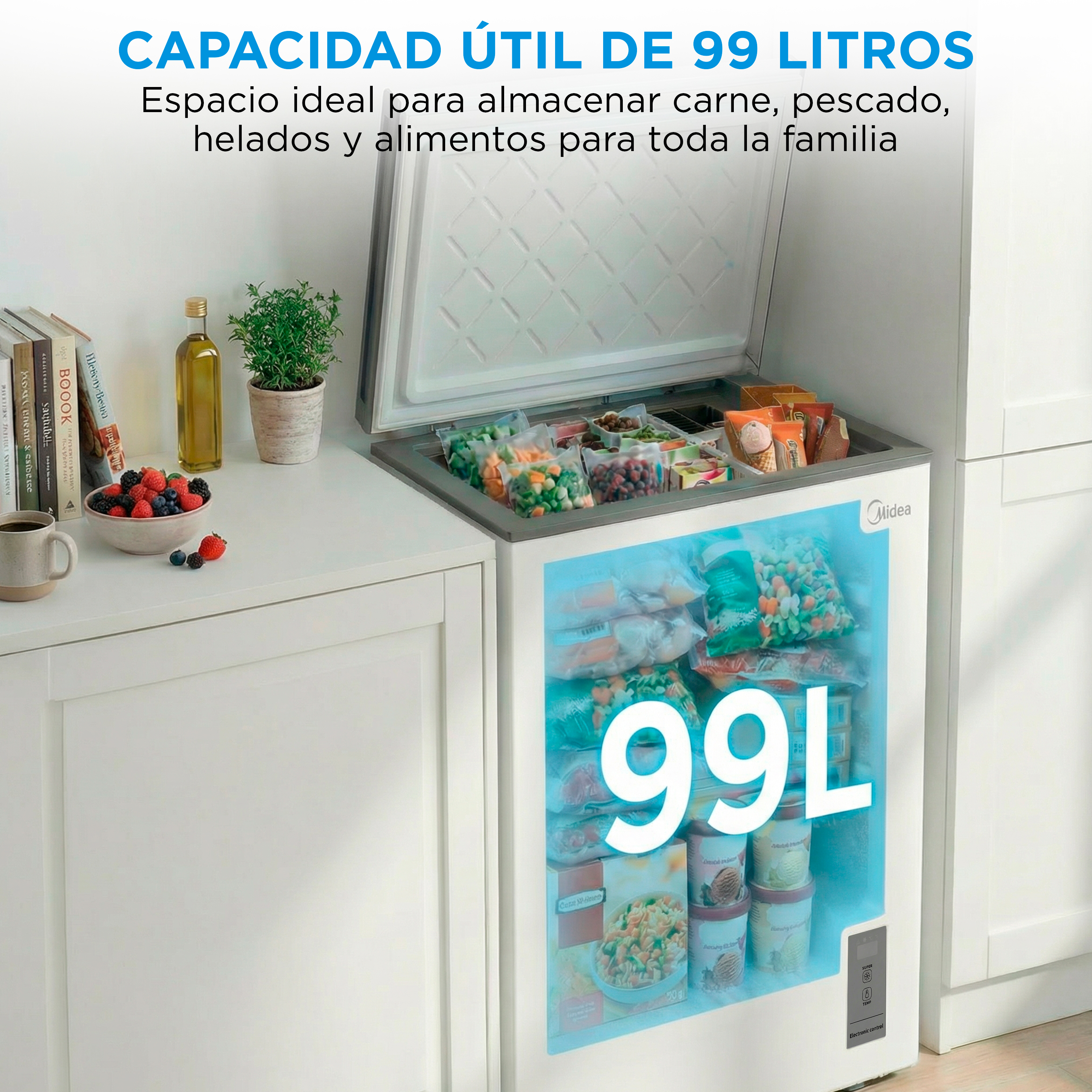 Un congelador horizontal blanco con la tapa abierta, lleno de paquetes de comida.