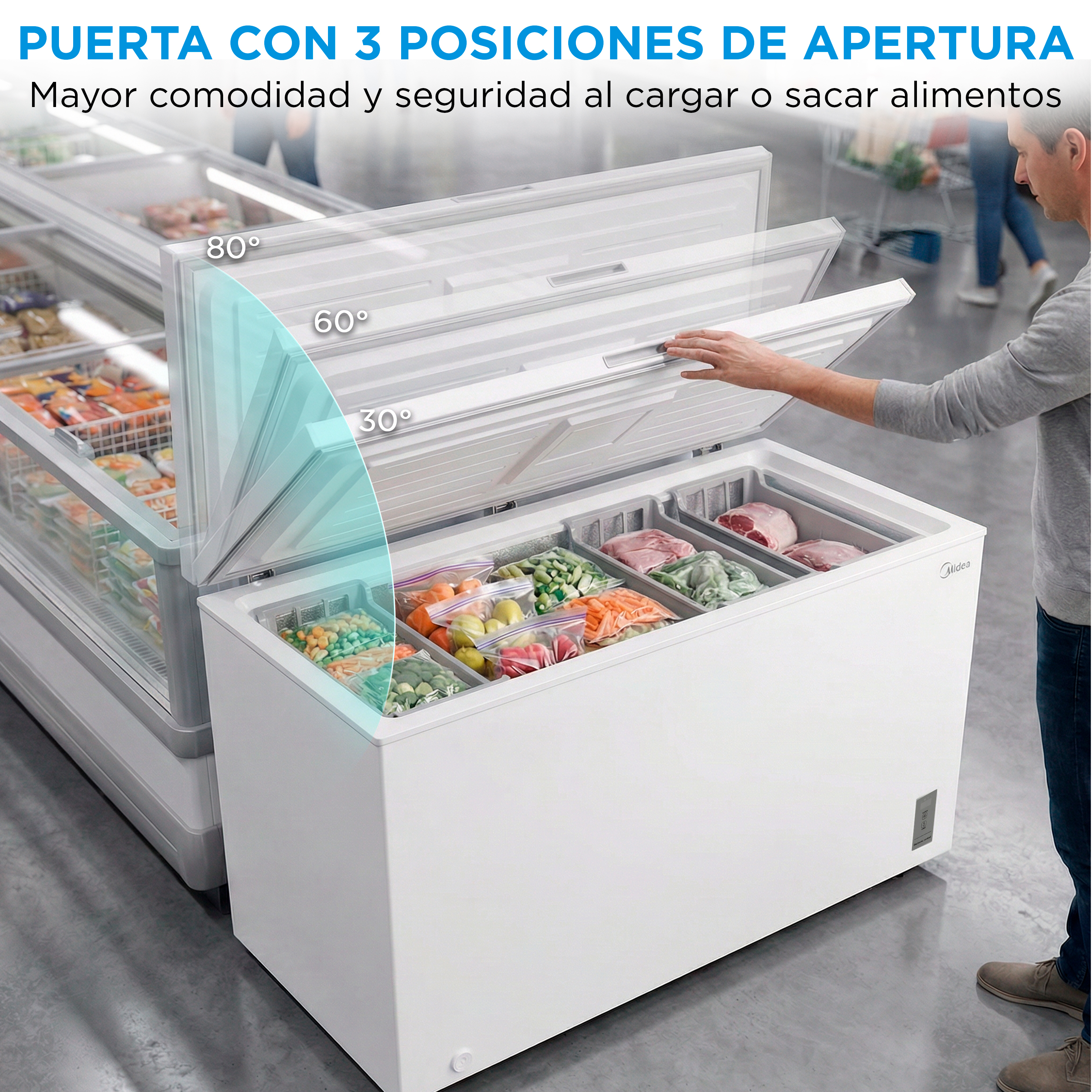 Un hombre abre un congelador horizontal blanco con alimentos en compartimentos.