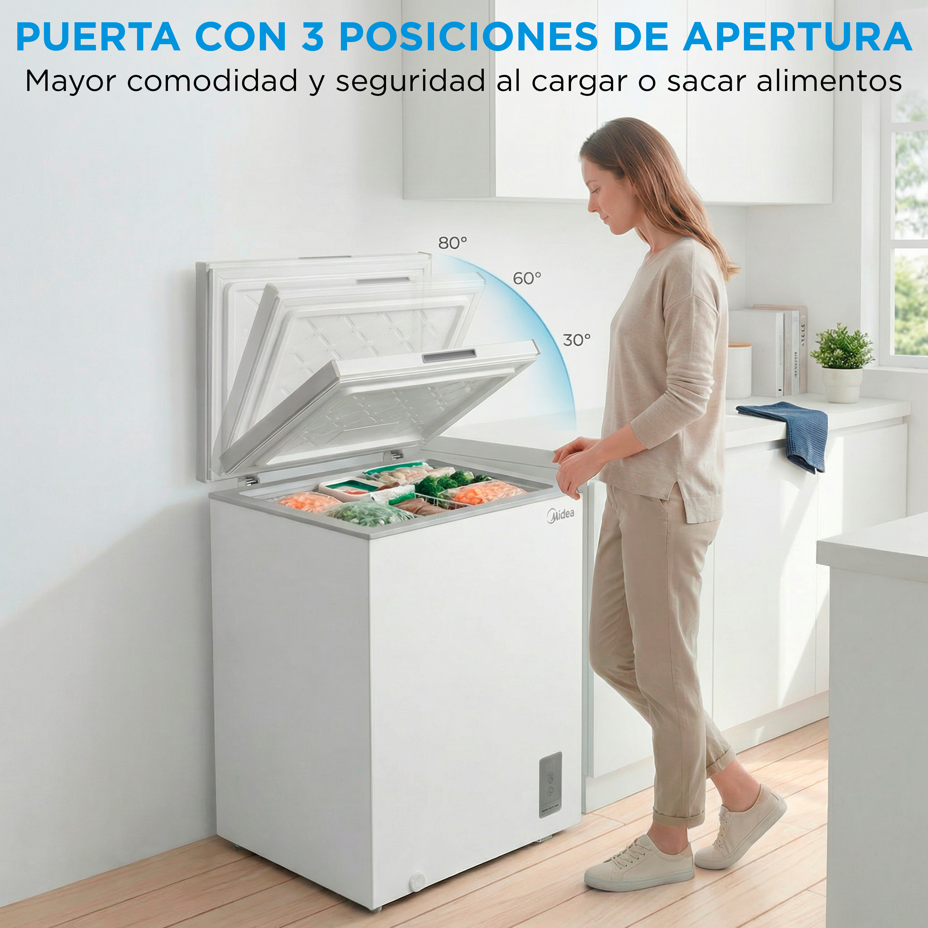 Mujer junto a un congelador abierto con comida. La tapa tiene 3 posiciones de apertura.
