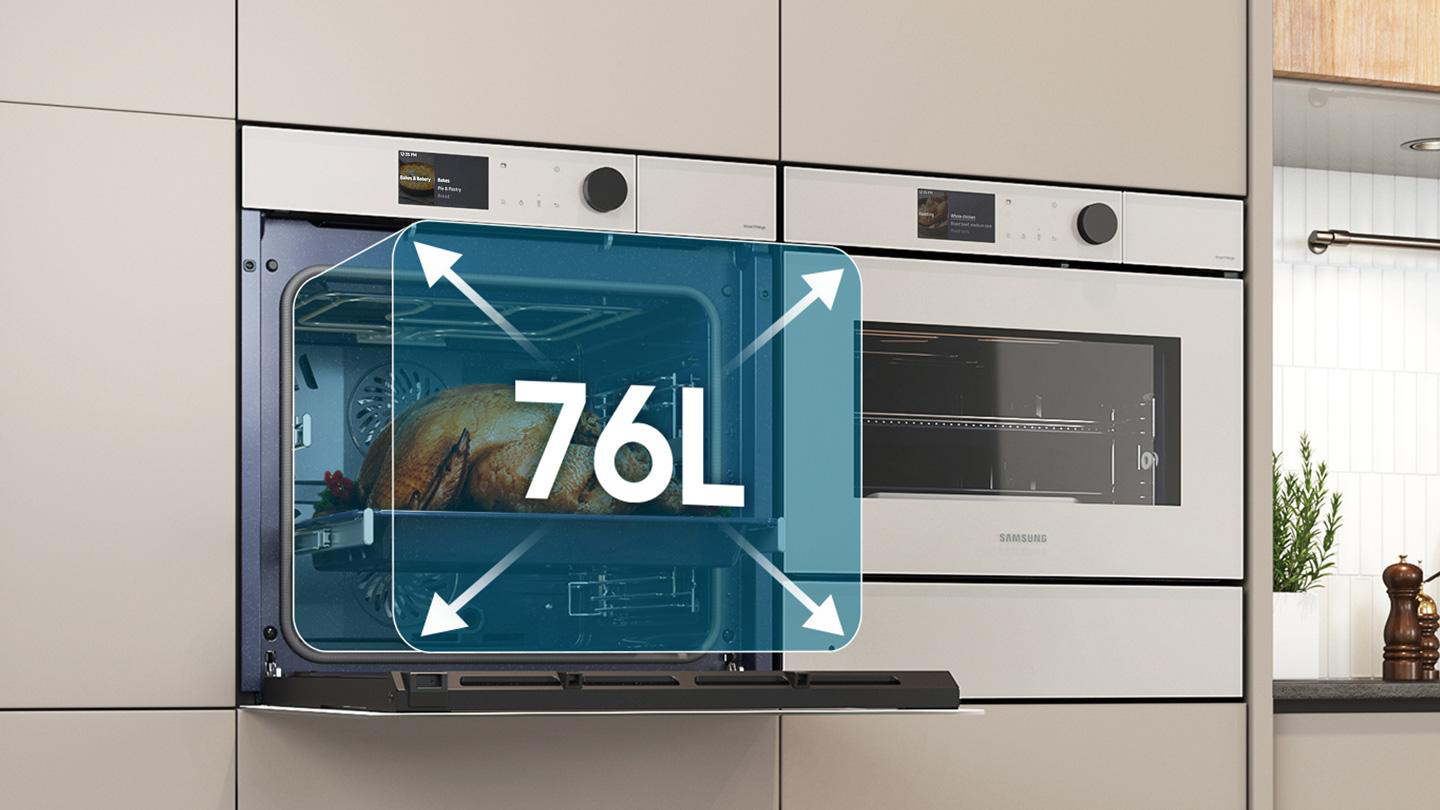 Ein gebratener Truthahn in einem Ofen mit 76L Fassungsvermögen. Moderne Küche.