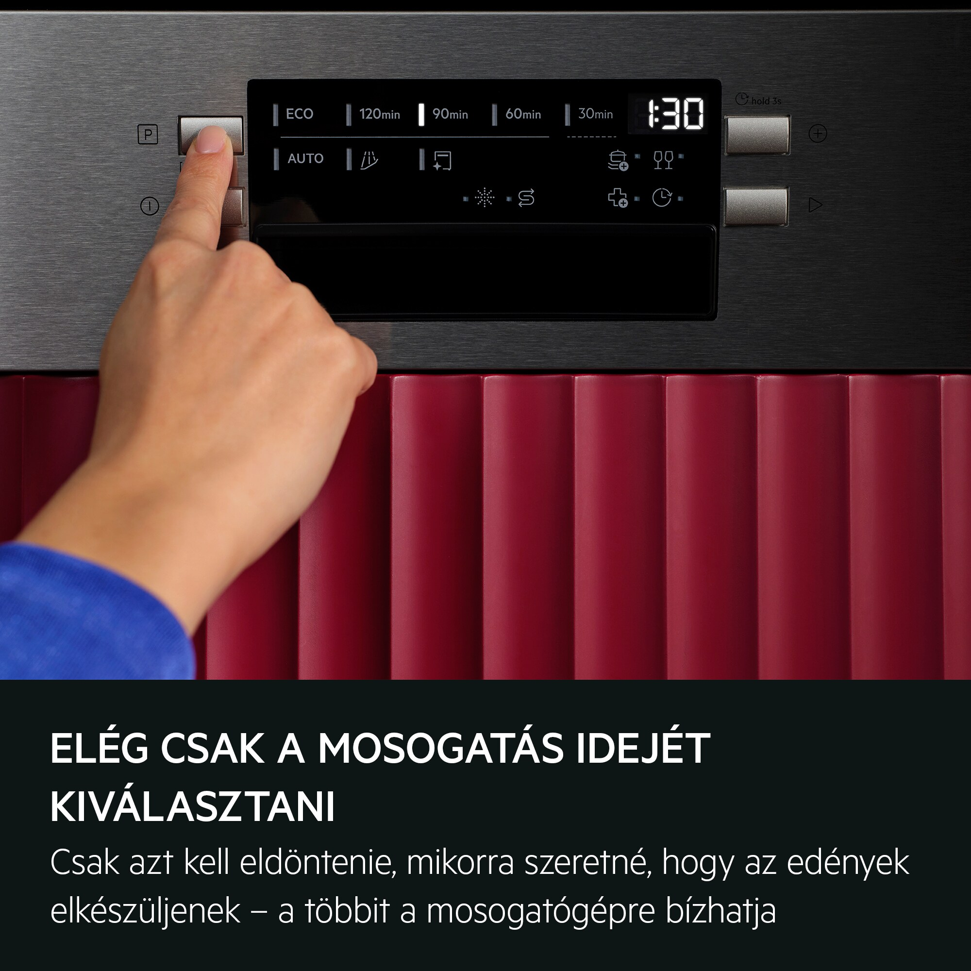 Egy kéz gombot nyom egy mosogatógép kezelőpaneljén, digitális kijelzővel.
