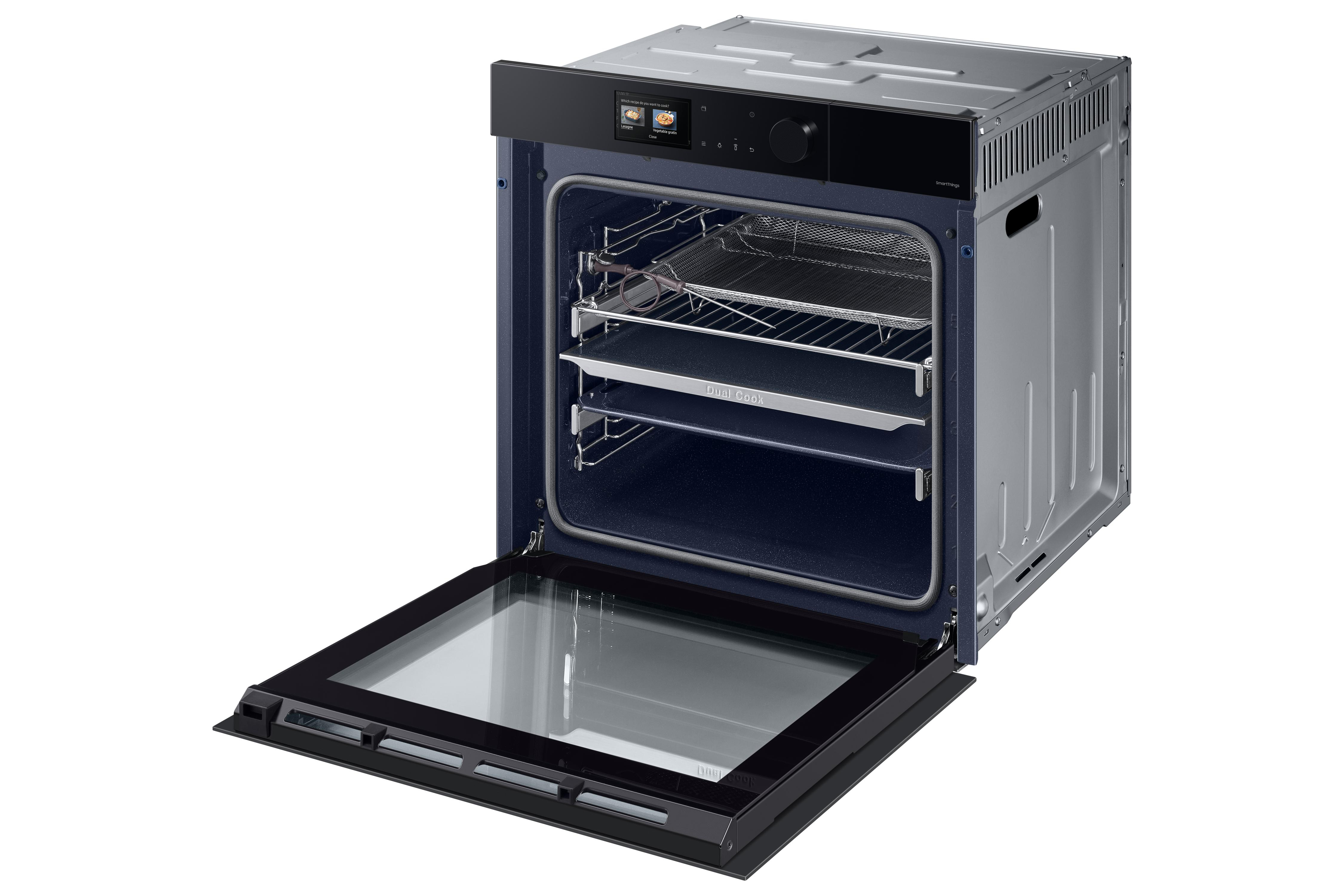 Offener Backofen mit Touchscreen und Kochutensilien. Innenraum dunkelblau.