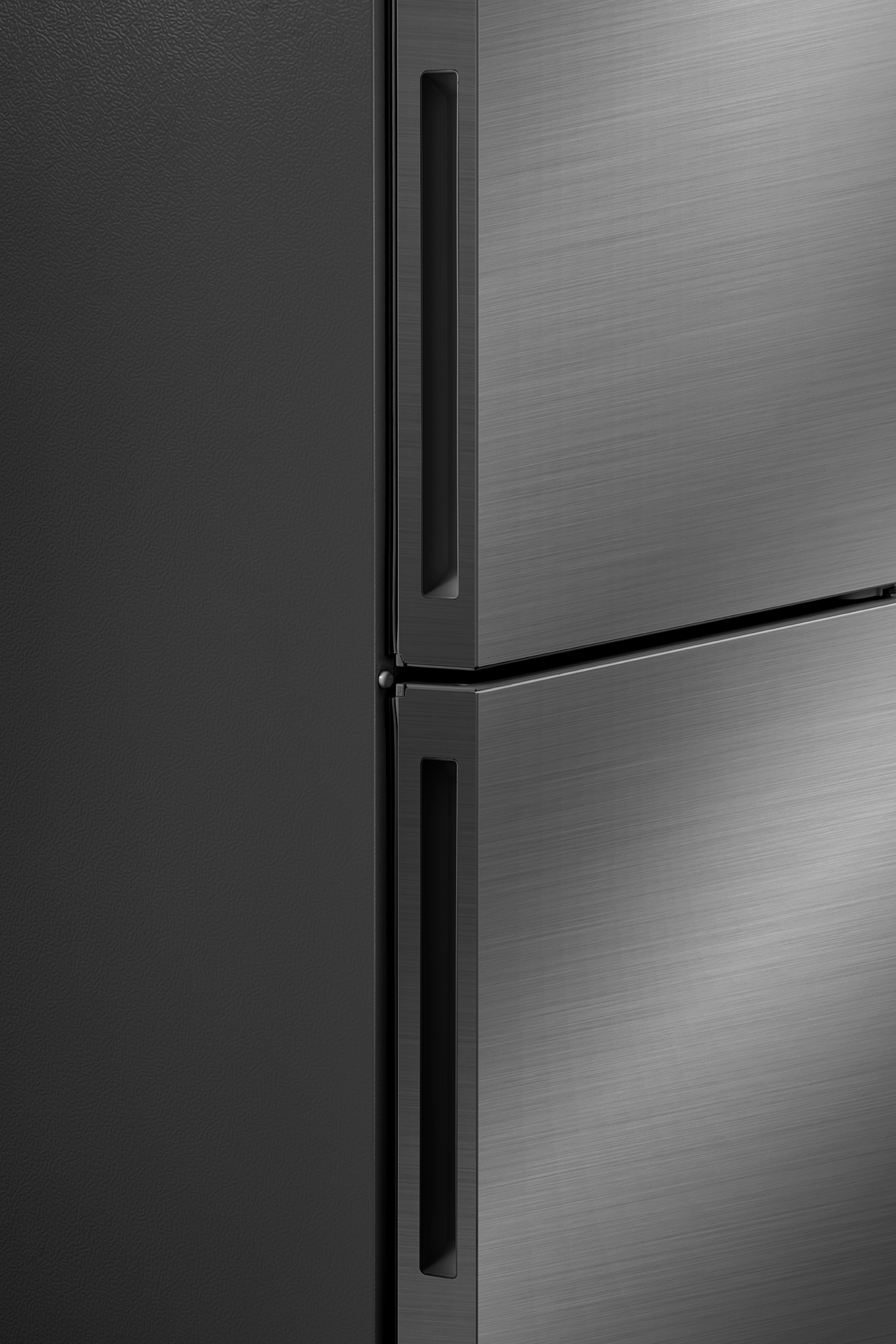 Primer plano de la puerta de un refrigerador negro con acabado de metal cepillado y asa.