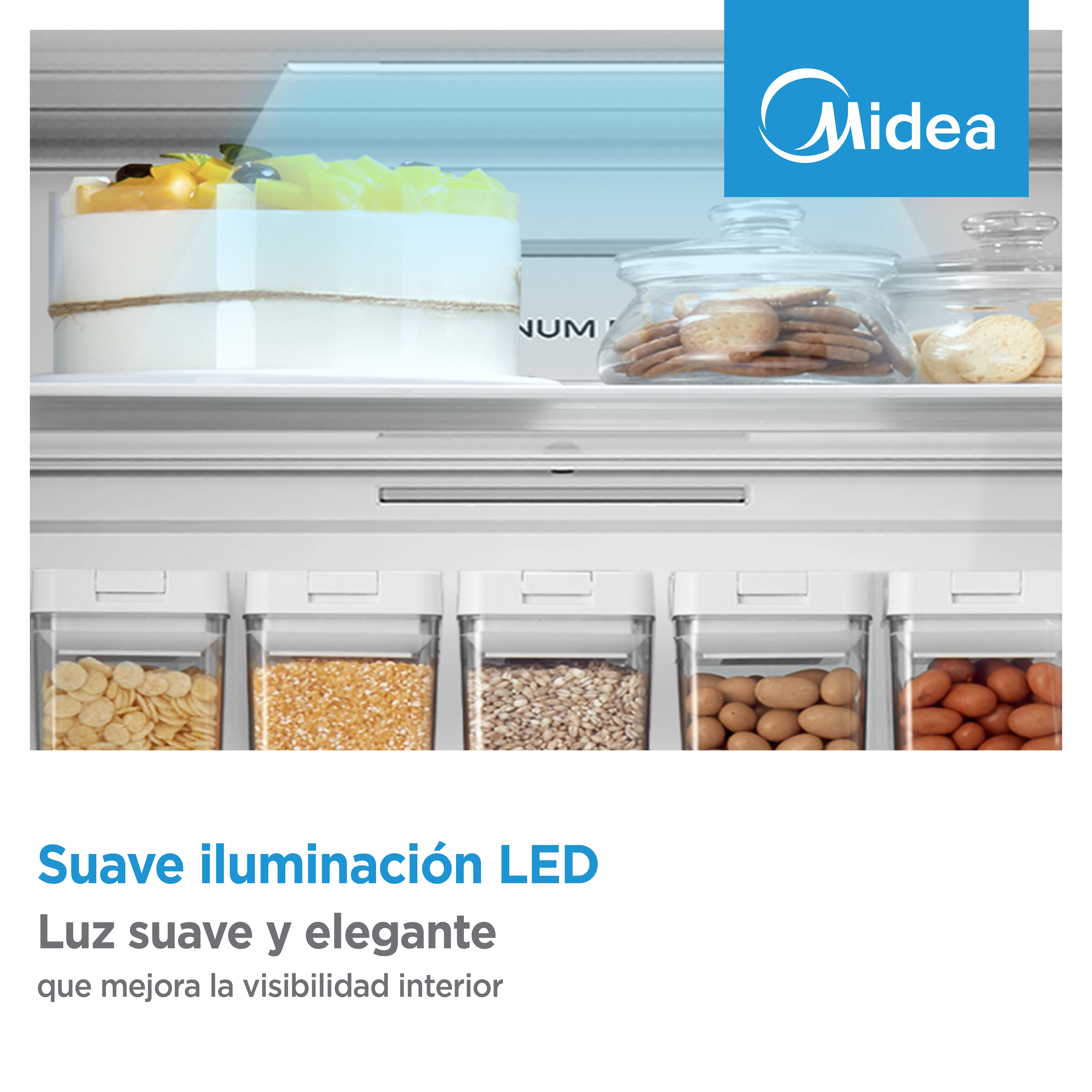 Interior de refrigerador con pastel, galletas y recipientes de comida.