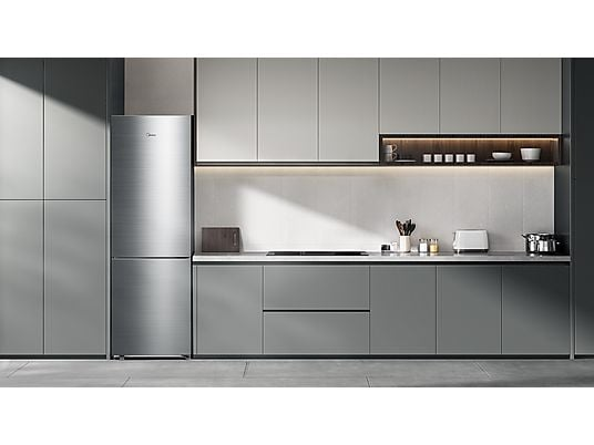 Cocina moderna con frigorífico de acero inoxidable, armarios grises.