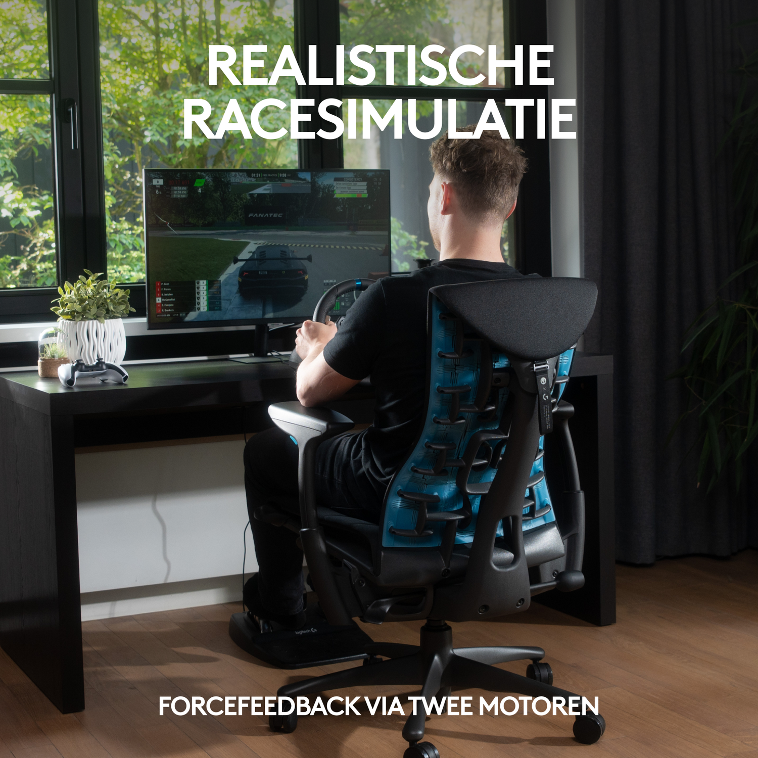 Man speelt racesimulatie aan bureau met stuur en pedalen.