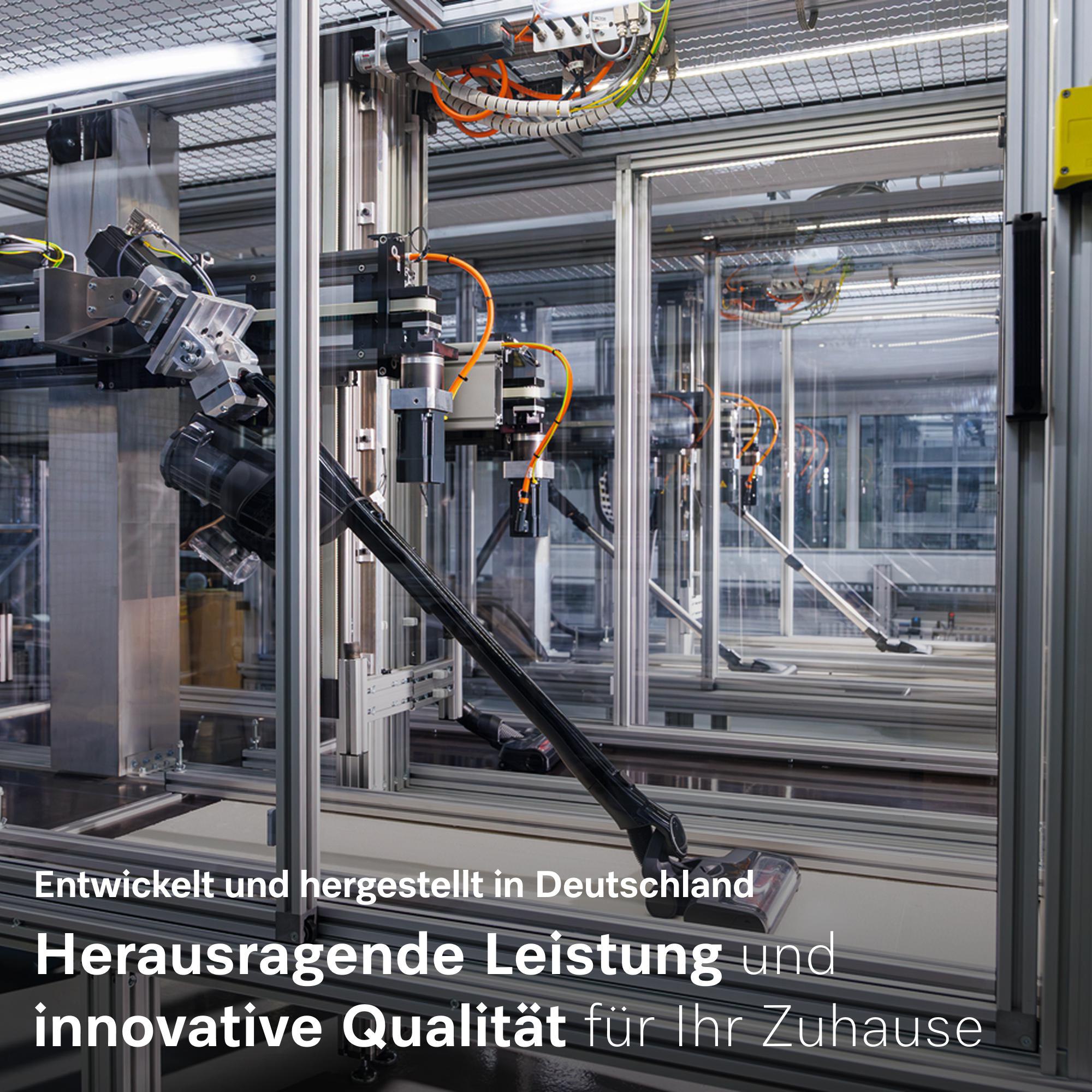 Roboterarme in einer sauberen Fabrikumgebung mit Textüberlagerung.
