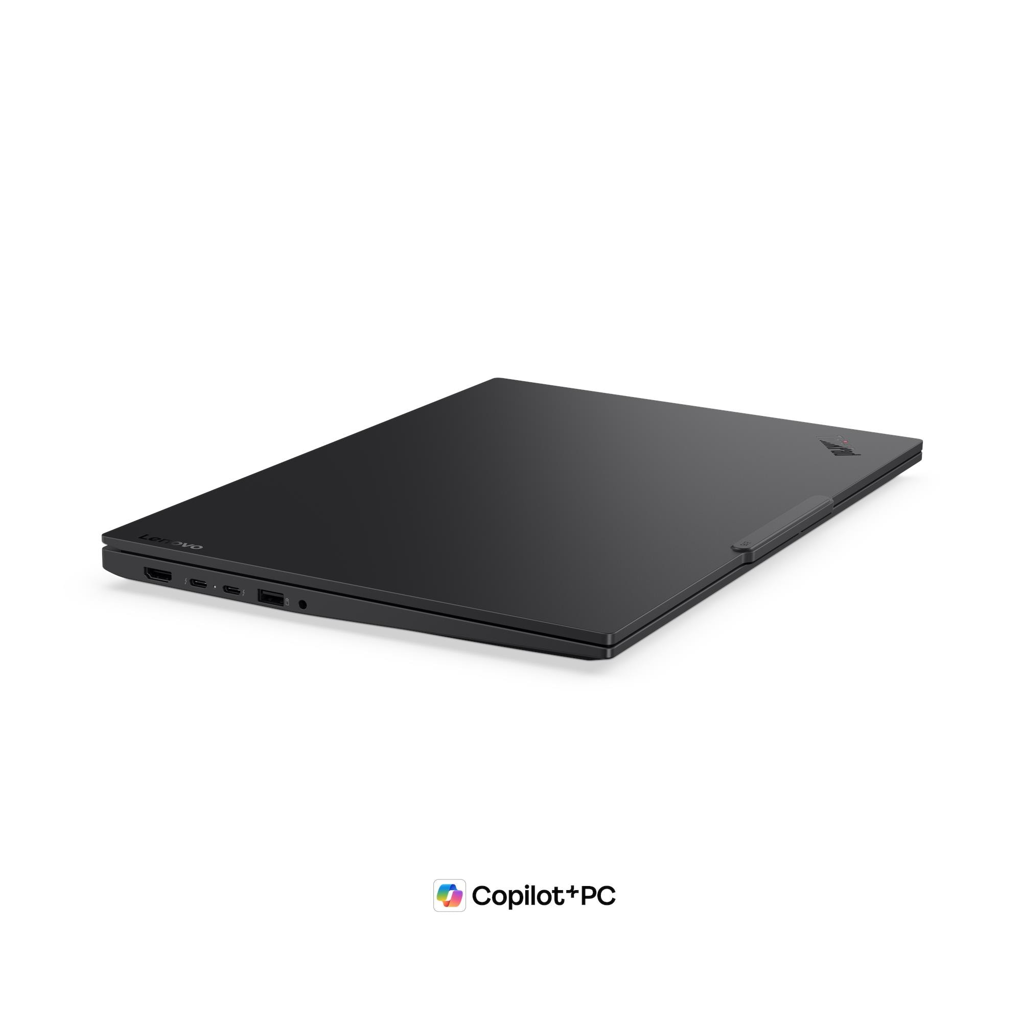Geschlossener schwarzer Lenovo Laptop mit Anschlüssen an der Seite.