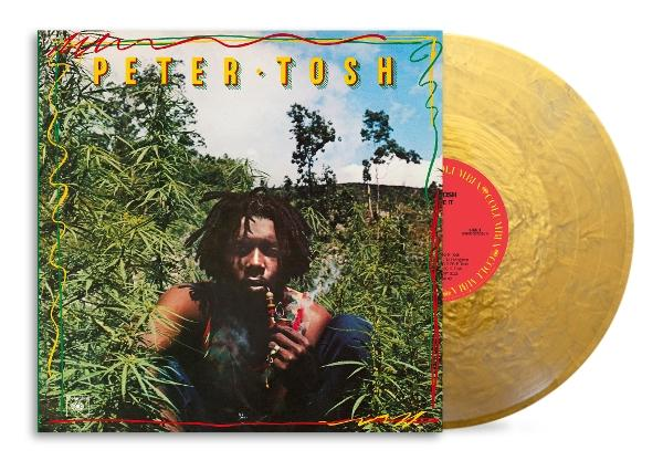 Peter Tosh sitzt inmitten von Cannabis-Pflanzen und raucht eine Pfeife. Daneben liegt eine goldene Schallplatte.