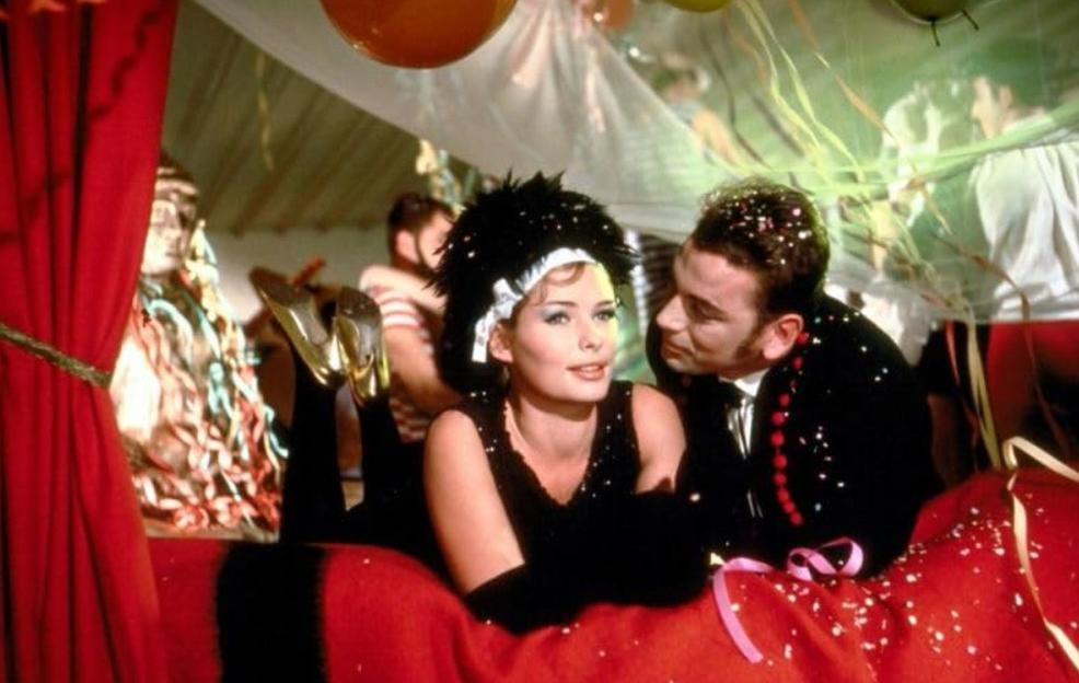 Ein Mann und eine Frau in festlicher Kleidung bei einer Party mit Konfetti.
