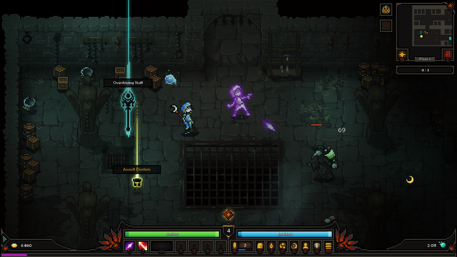 Escena de juego pixelada: Un personaje azul con bastón lucha contra un fantasma morado en una mazmorra.
