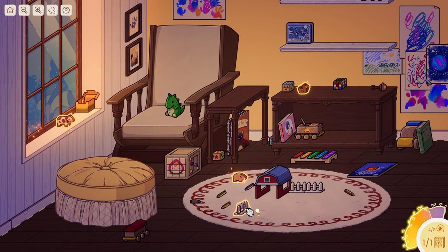 Gemütliches Zimmer mit Schaukelstuhl, Spielzeug und Zeichnungen an den Wänden. Ein Fenster zeigt eine Dämmerungsszene.