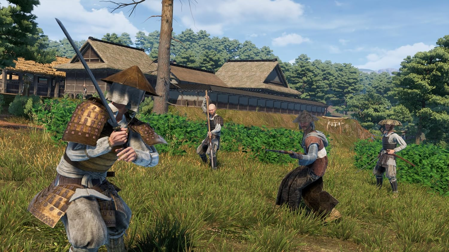 Vier Samurai in traditioneller Kleidung kämpfen mit Schwertern auf einem grasbewachsenen Feld.