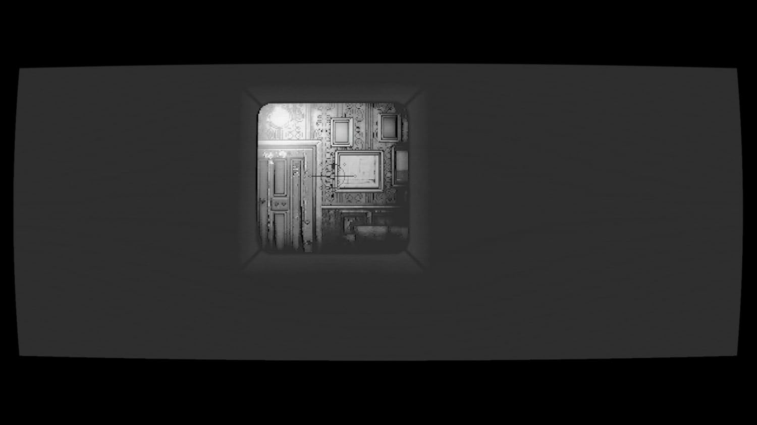 Ein dunkler Raum mit einem Fenster, das ein altmodisches Zimmer zeigt.