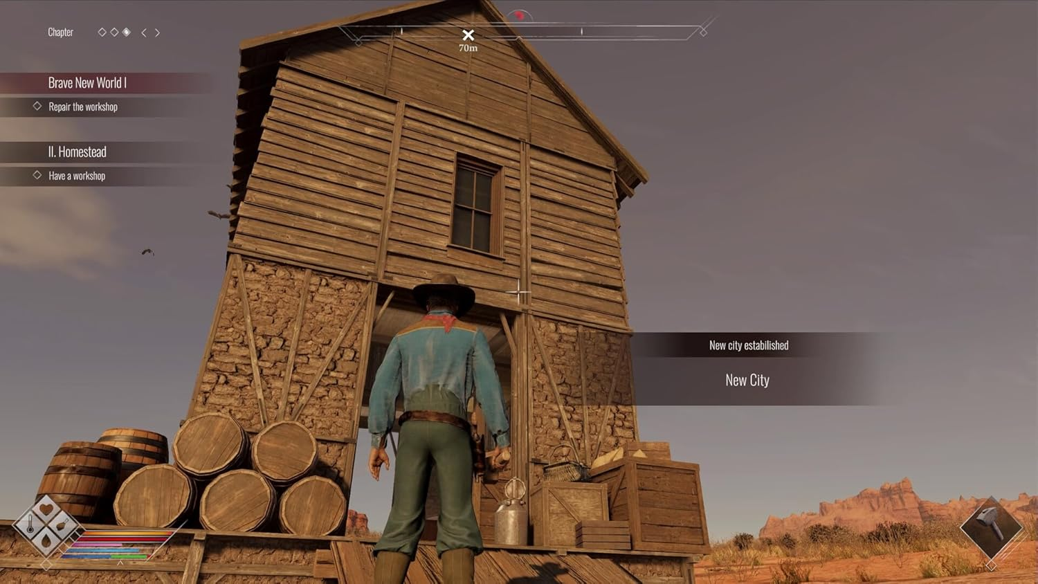 Ein Mann in Cowboykleidung steht vor einem Holzhaus mit Steinfundament.