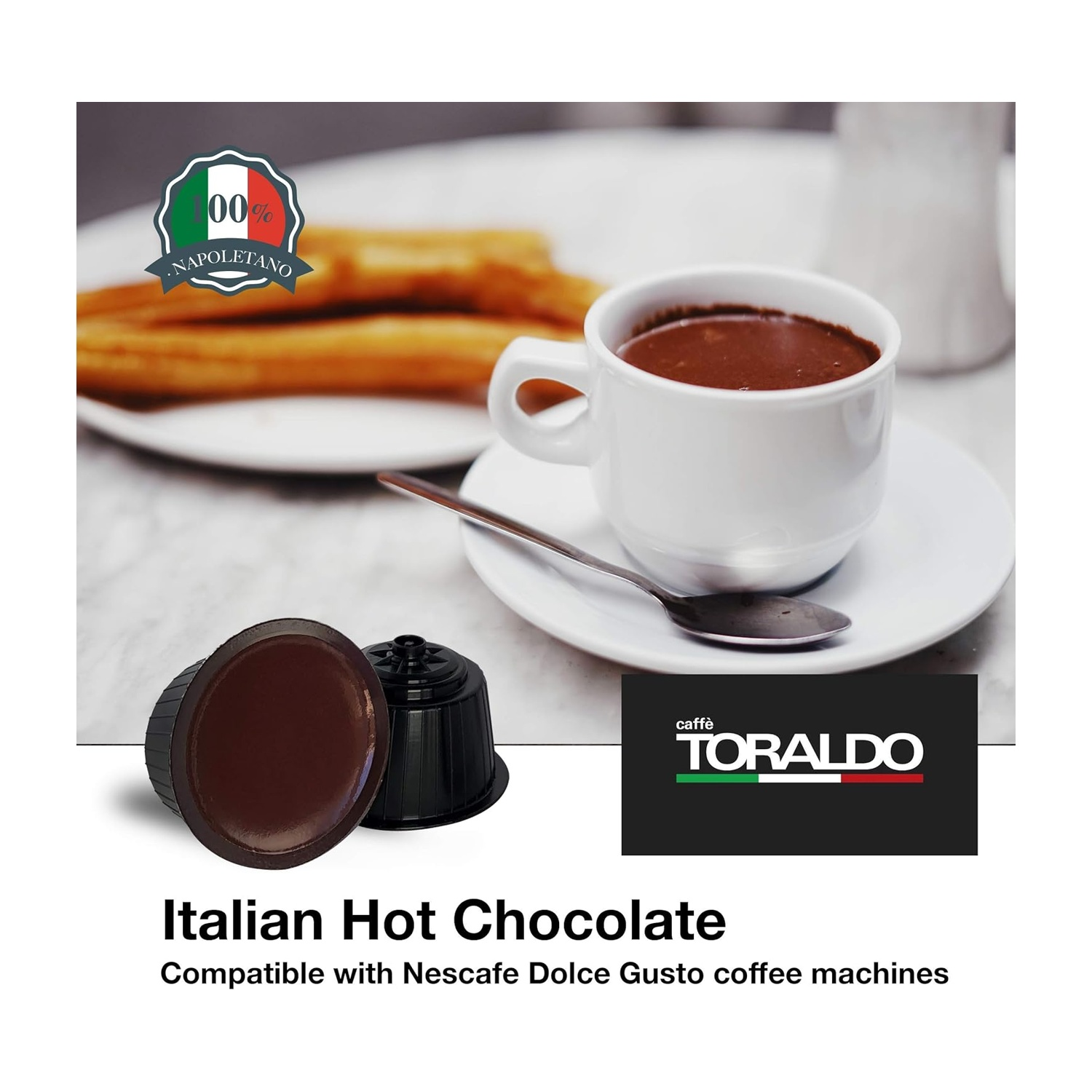 Una tazza di cioccolata calda accanto a due capsule di caffè e churros.