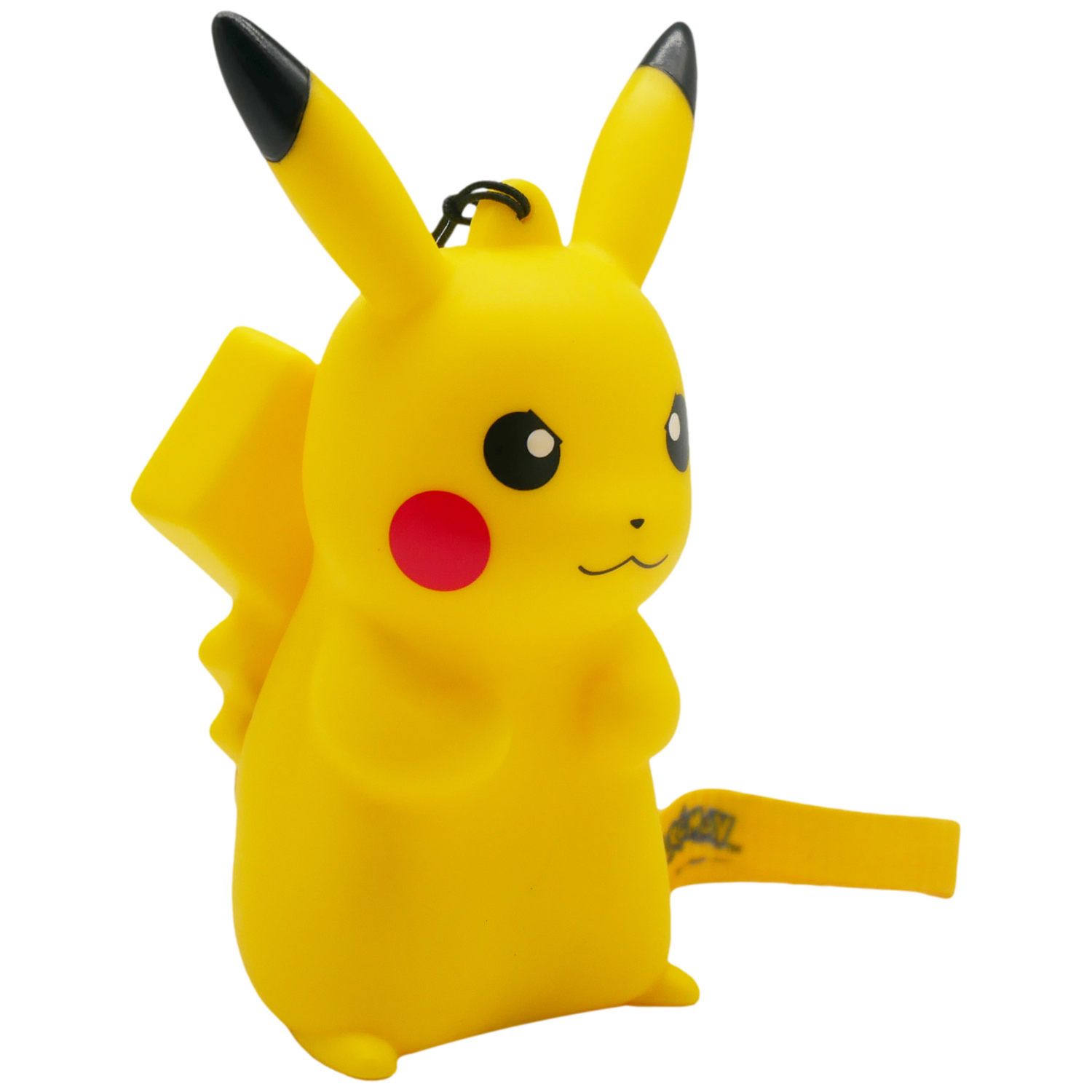 Een gele Pikachu-figuur met zwarte oortoppen en rode wangen.