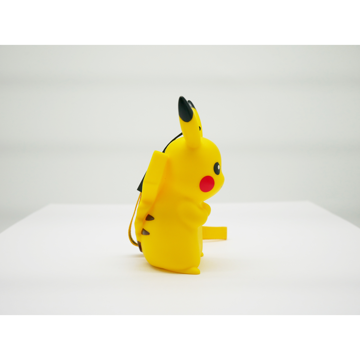 Gele Pikachu figuur met rode wangen, zwarte oren en staart.
