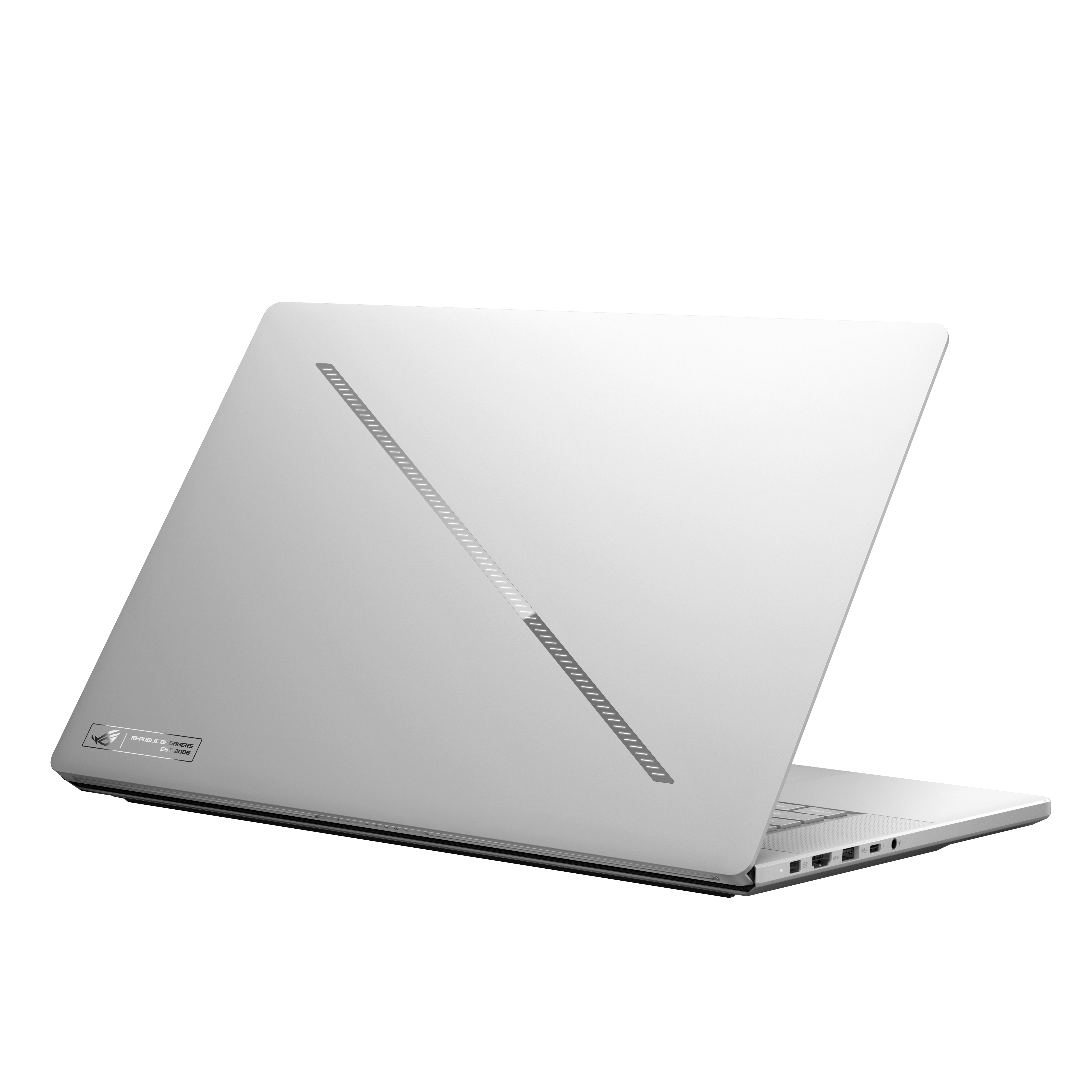 Ein silberner Laptop mit geöffnetem Deckel, Rückseite mit Streifenmuster und Anschlüssen.