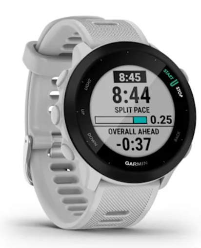 Biały smartwatch Garmin z czarną tarczą wyświetla dane treningowe.