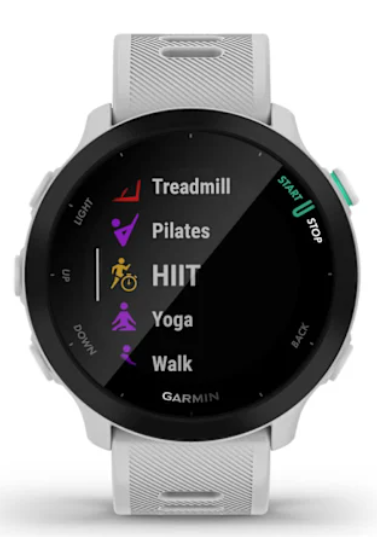 Ekran zegarka Garmin wyświetla ikony bieżni, Pilates, HIIT, Jogi, Spacer.