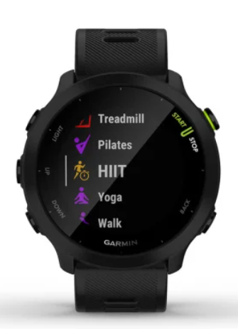 Czarny smartwatch wyświetla opcje treningu: bieżnia, Pilates, HIIT, Joga i Marsz.