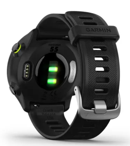 Tył czarnego zegarka Garmin Forerunner 55 z zielonymi czujnikami tętna.