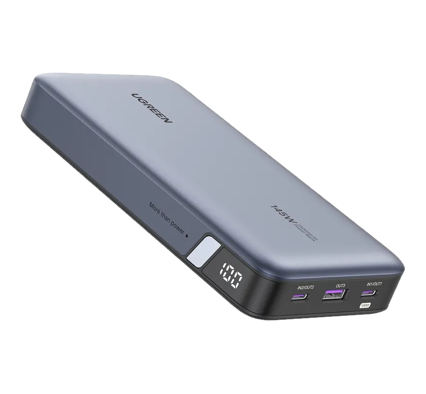 Grauer UGREEN Powerbank mit Digitalanzeige und drei USB-Anschlüssen.