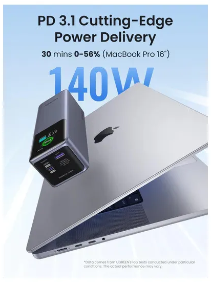 Chargeur gris à côté d'un MacBook Pro, affichant 140W.