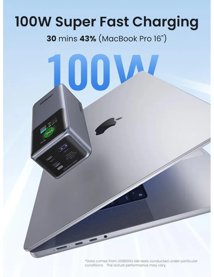 Laptop grigio con caricatore esterno argento. Potenza di ricarica 100W.