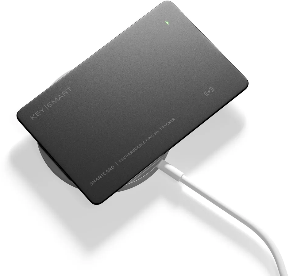 Eine schwarze Key Smart Smartcard lädt auf einer runden Ladestation mit einem weißen Kabel.