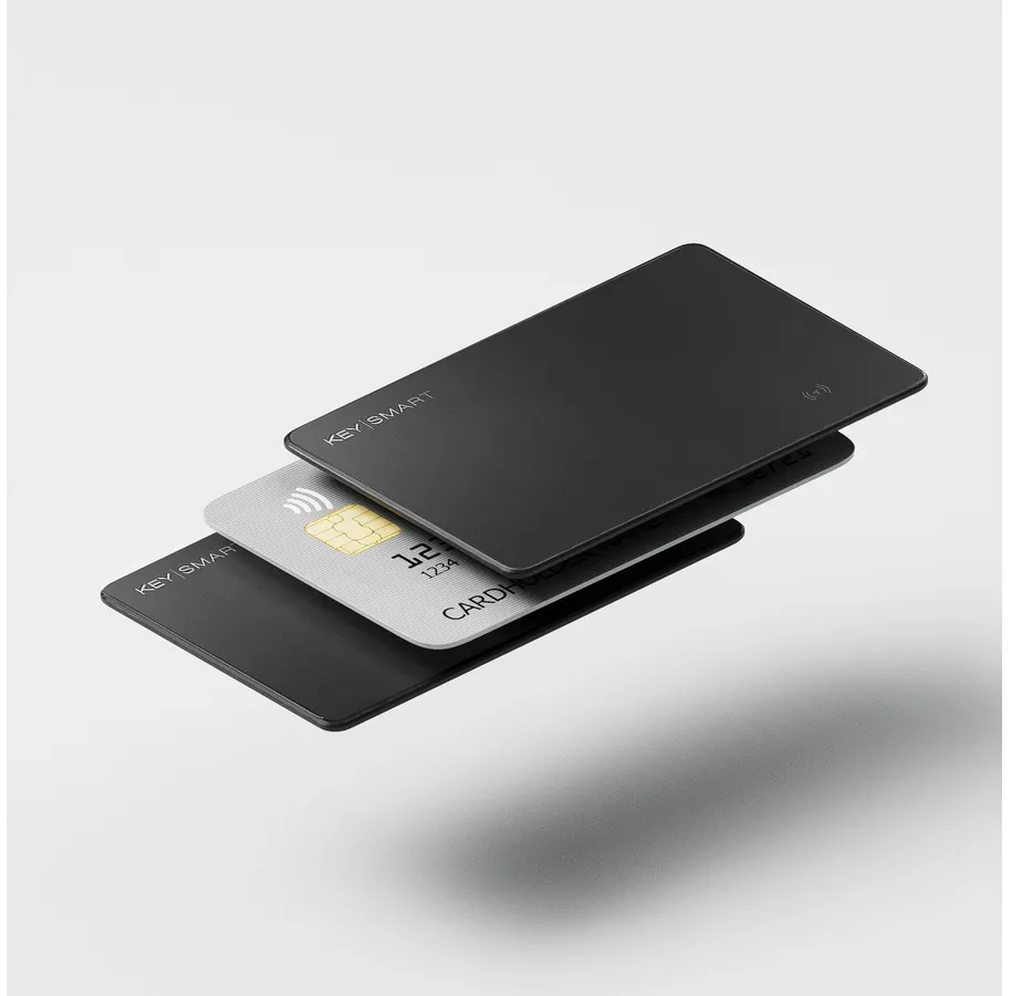 Drei Karten, zwei schwarz, eine silber mit Chip und NFC-Symbol.