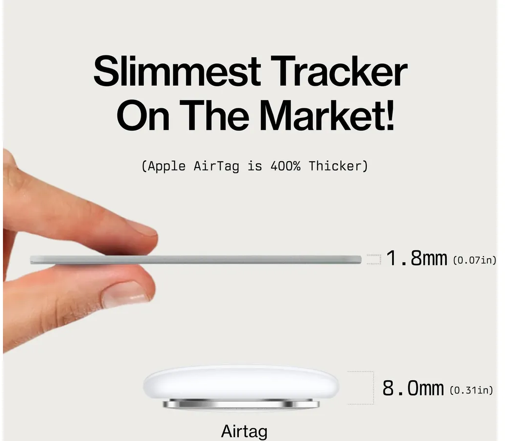 Ein Finger hält einen dünnen Tracker (1,8 mm). Daneben ein dickerer AirTag (8 mm).