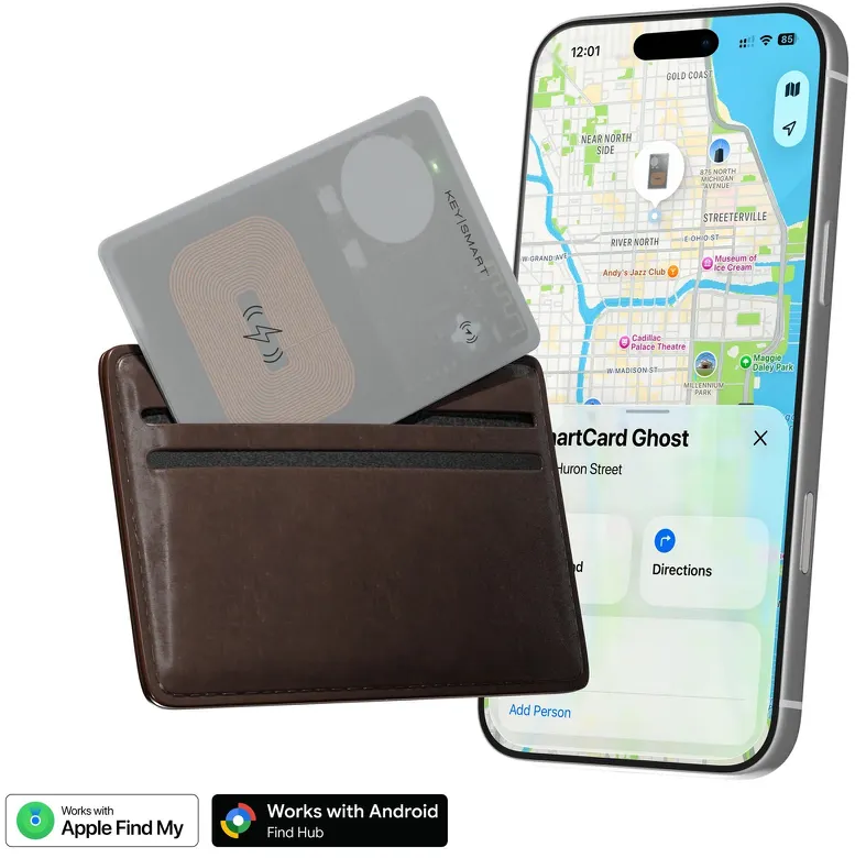 Eine KeySmart Karte wird in eine braune Brieftasche geschoben, neben einem iPhone mit einer Karte.