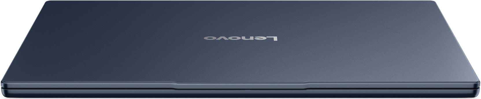 Zárt sötétkék laptop ezüst Lenovo logóval a fedélen.