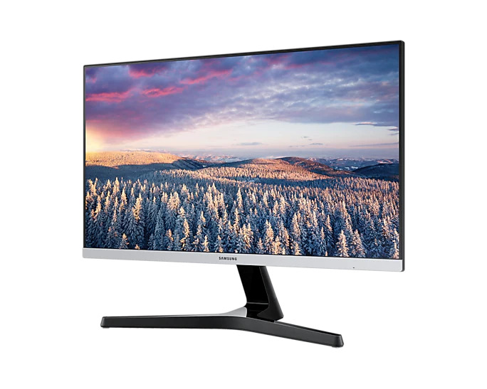 Monitor Samsung wyświetla ośnieżony krajobraz leśny pod fioletowym niebem.