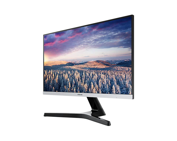 Monitor Samsung wyświetla ośnieżony las z górami i kolorowym niebem.