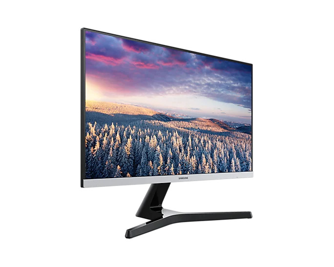 Monitor Samsung wyświetla ośnieżony krajobraz leśny pod różowym niebem.