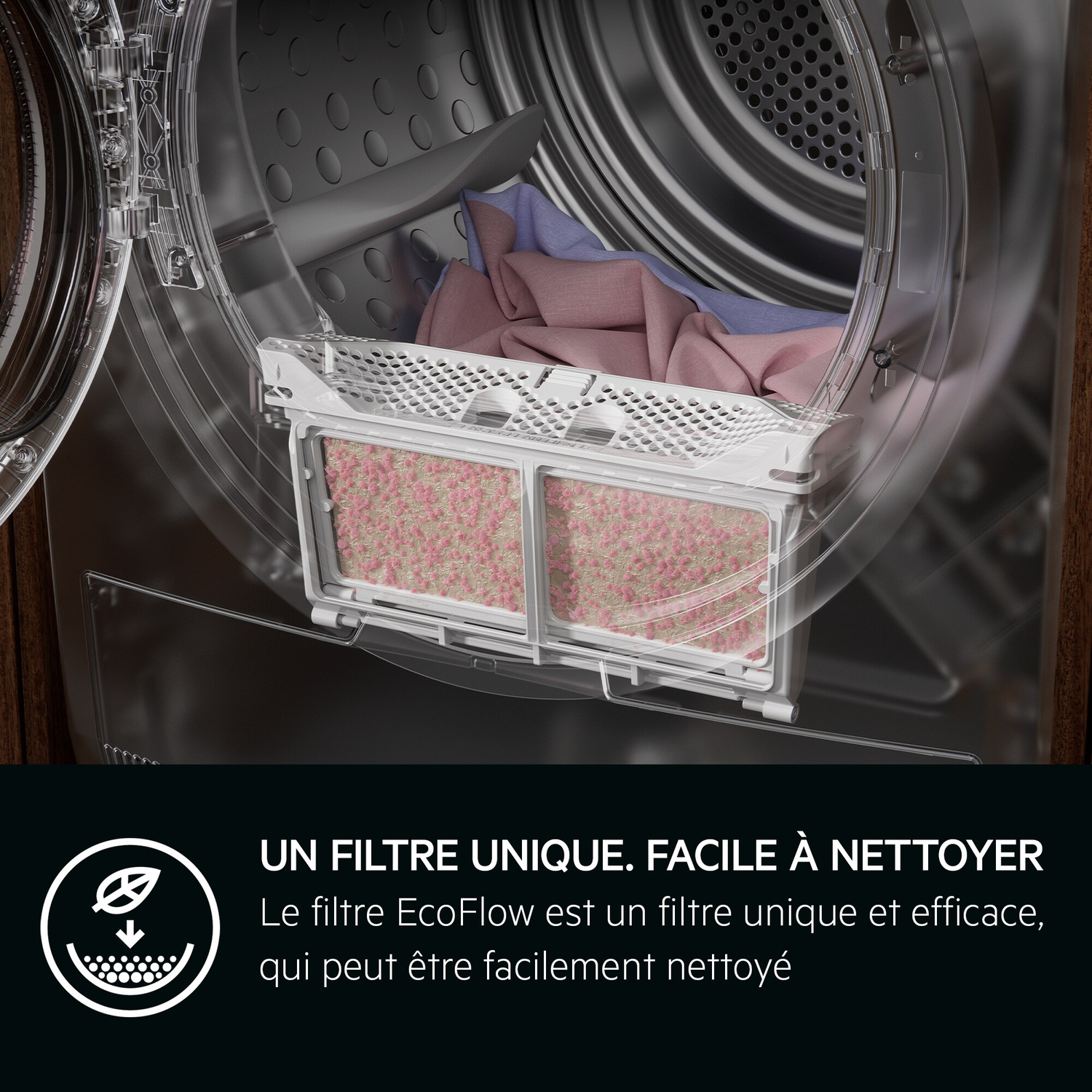 Un filtre de sèche-linge avec des peluches roses et des vêtements.