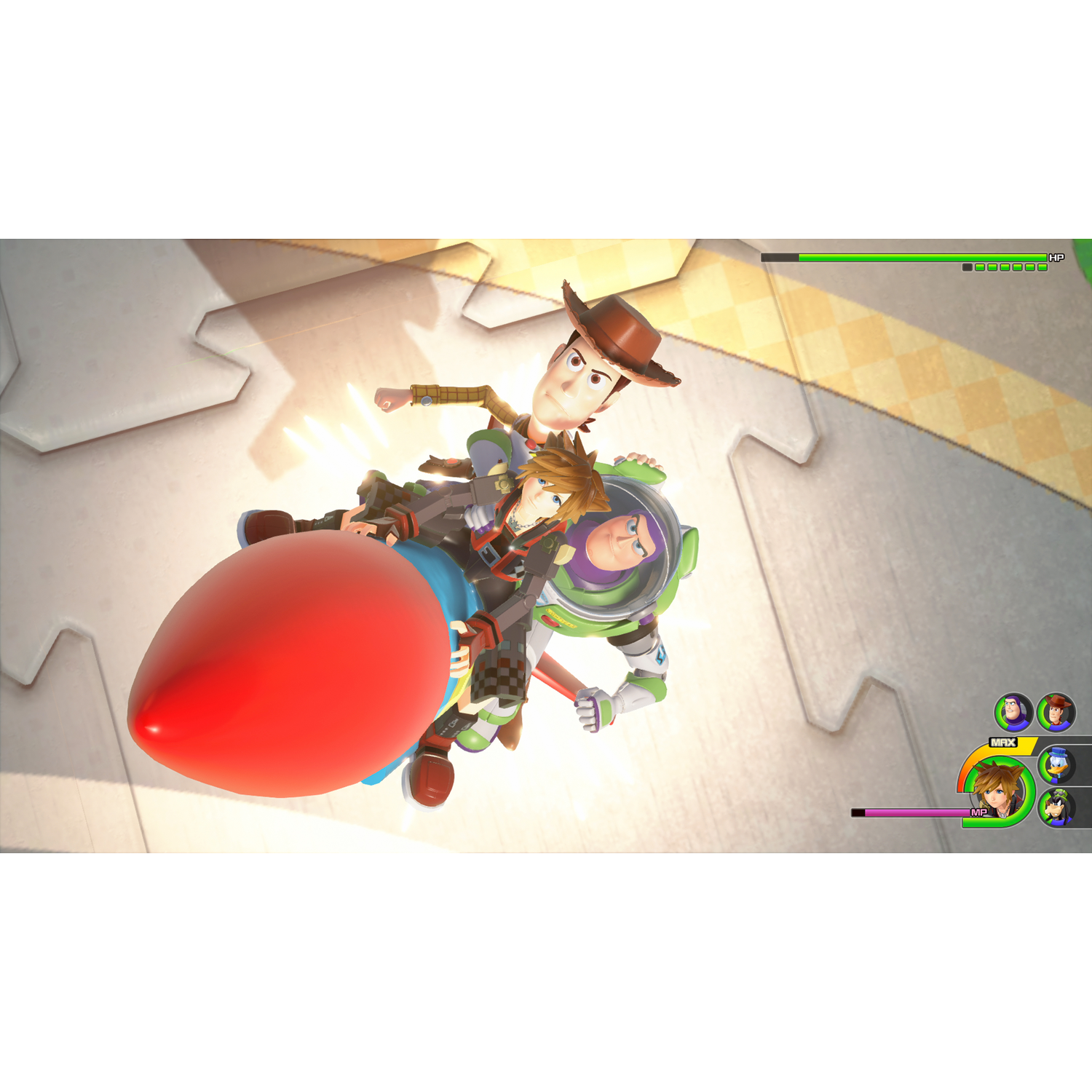 Sora, Woody en Buzz Lightyear rijden op een rode raket in een spelwereld.