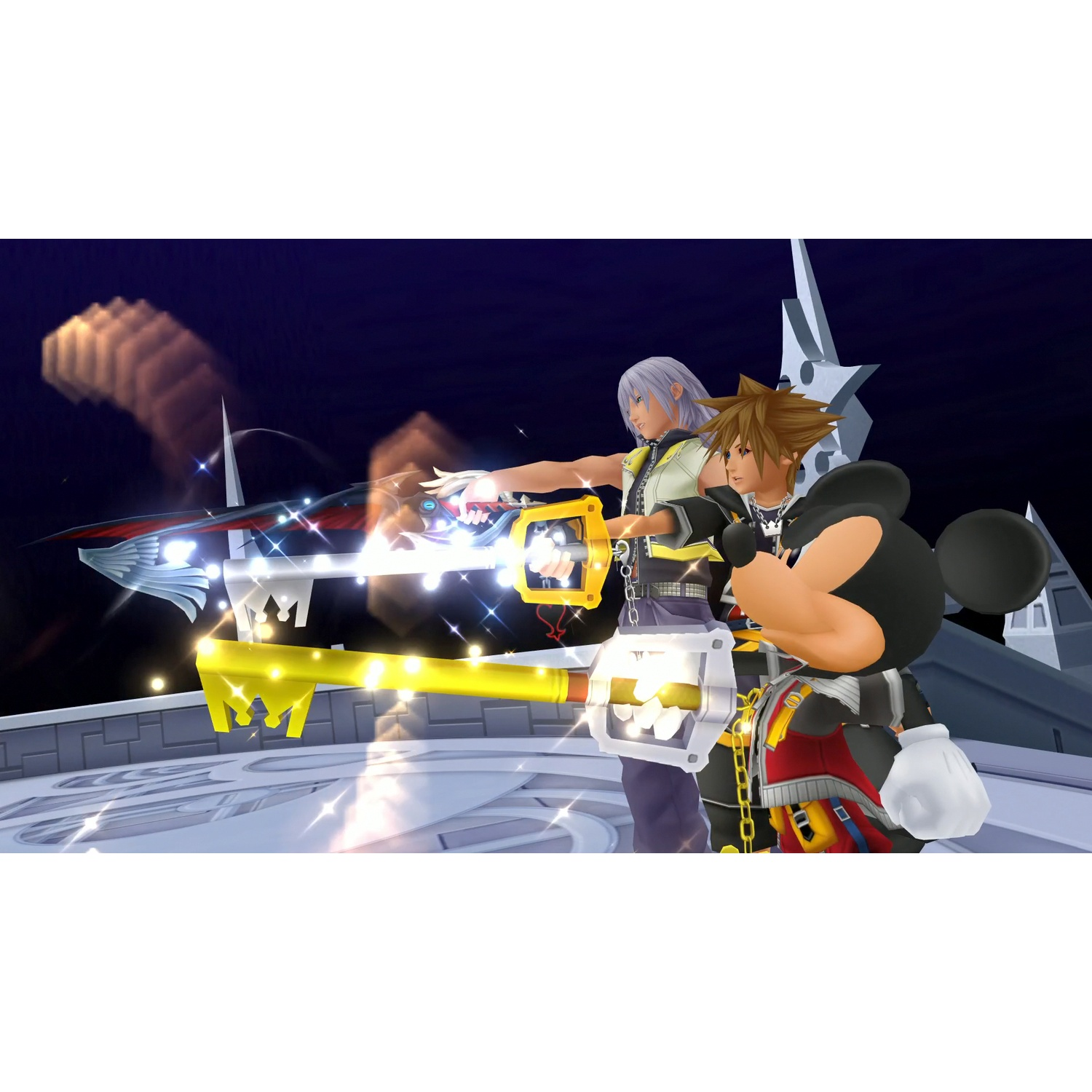 Sora et Riku tiennent des Keyblades devant un ciel sombre avec des structures.