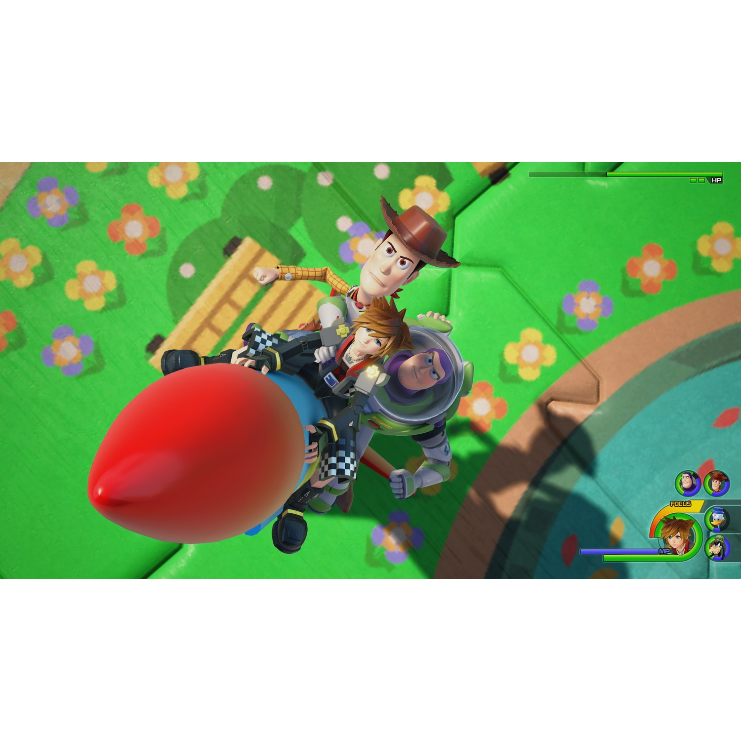 Woody, Buzz Lightyear et Sora montent une fusée rouge sur un champ vert avec des fleurs.