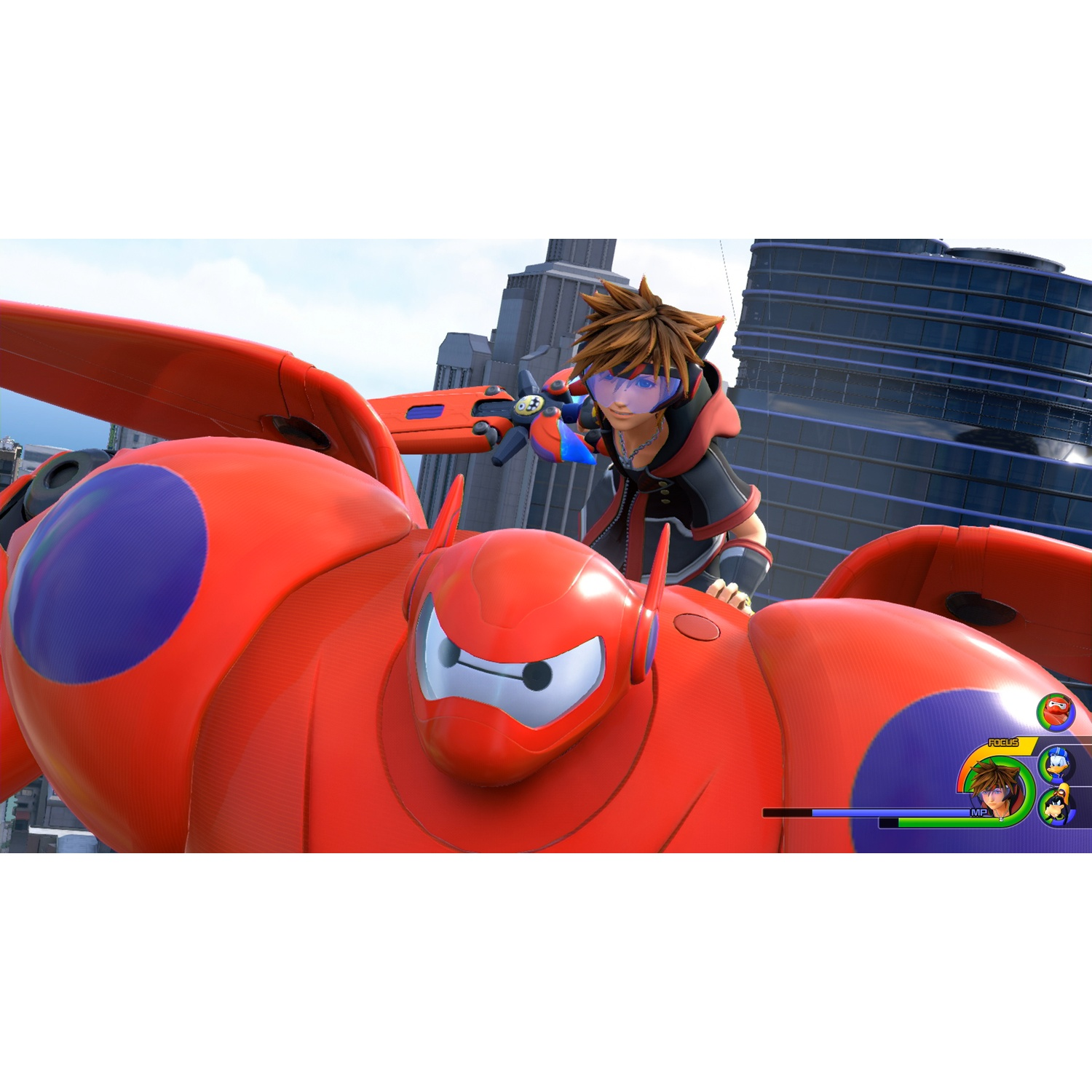 Sora chevauche Baymax devant une ville futuriste, avec une interface en bas.